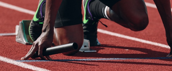 足球比赛直播实时画面 - 球员激烈拼抢特写镜头