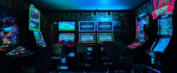 电竞比赛直播画面 - 英雄联盟全球总决赛舞台与选手